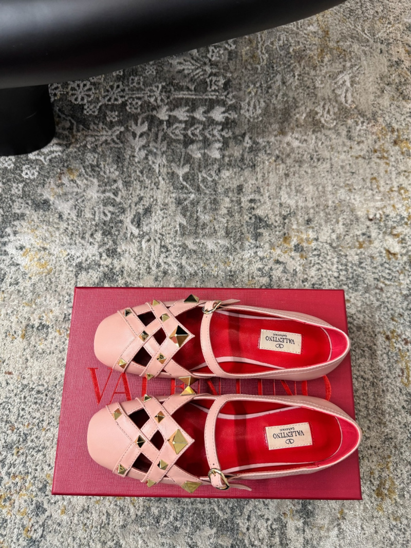 Туфли Valentino Гаравани розовые кожаные с заклепками Valentino Garavani