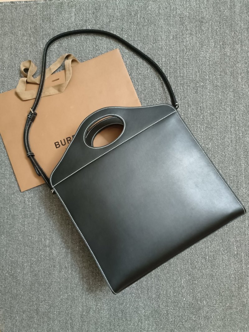 Чёрная сумка Burberry с круглой ручкой
