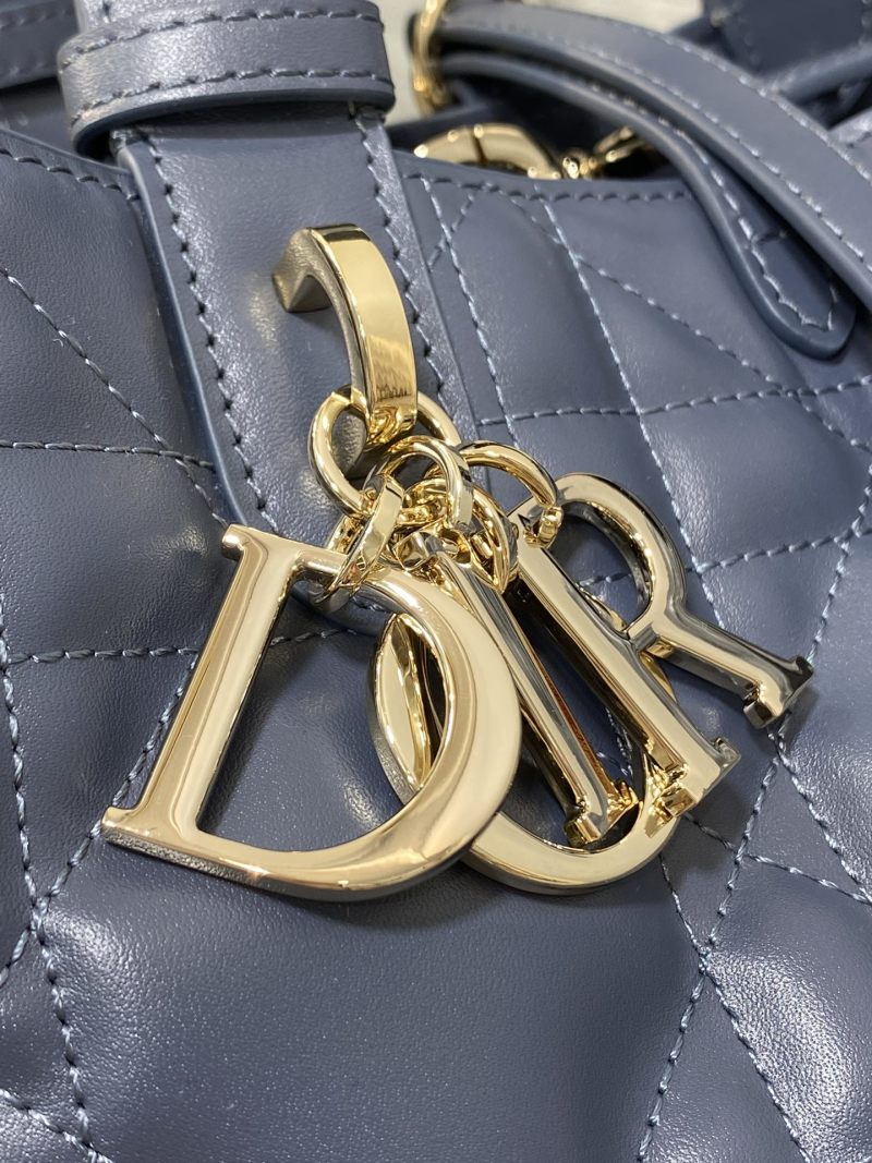 Синяя сумка Dior с квилтингом и логотипом