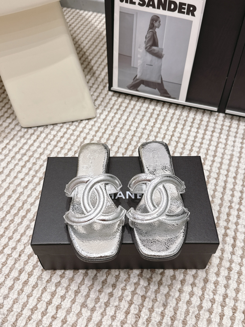Босоножки Chanel с двойным логотипом