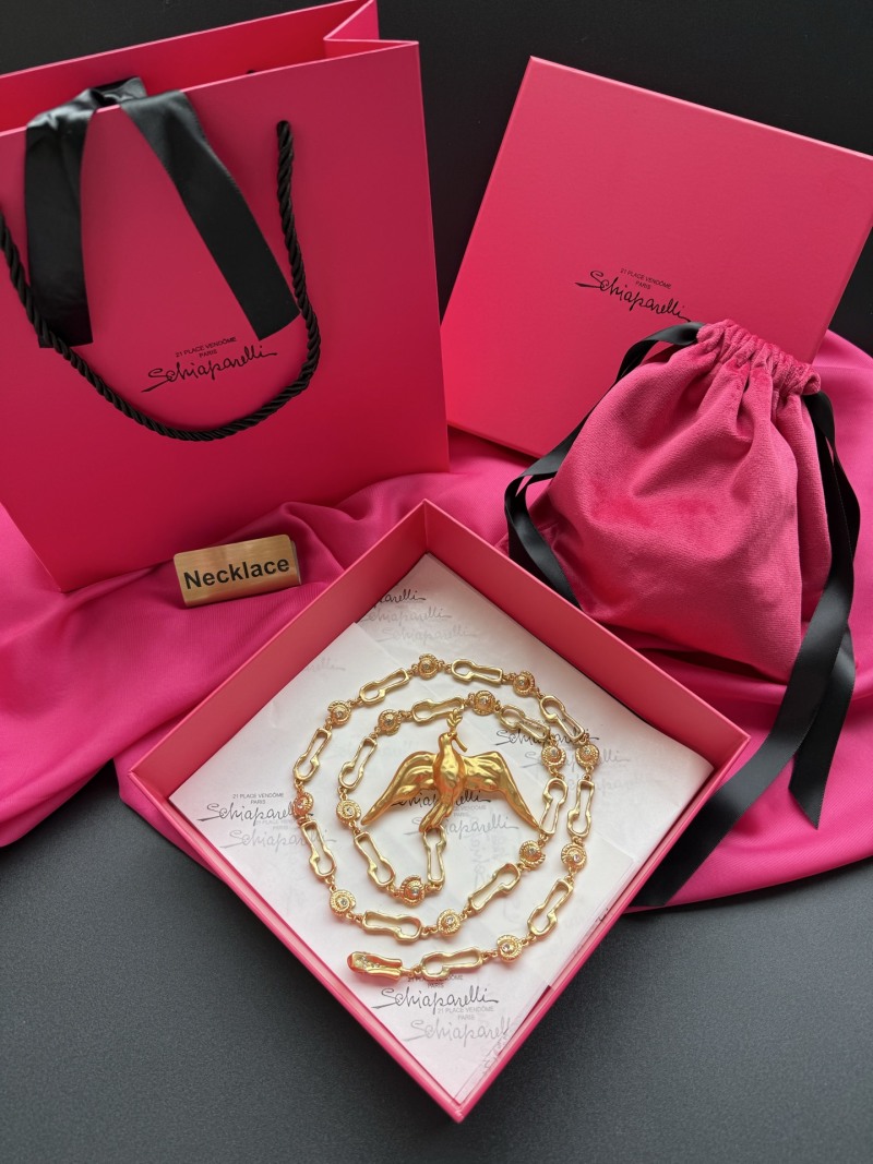 Золотистое колье с изображением птицы Schiaparelli