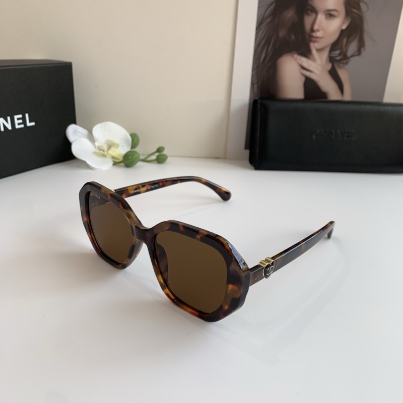 Солнечные очки Chanel в оправе под черепаху