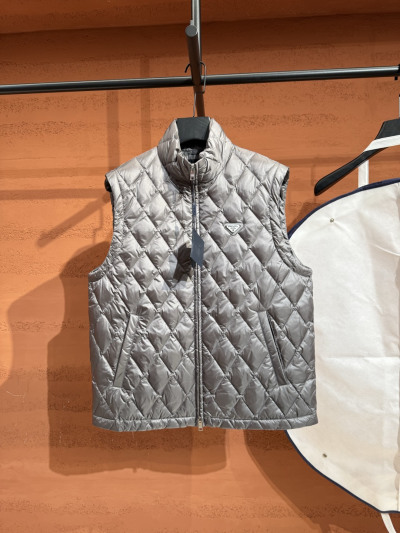 Жилет Prada