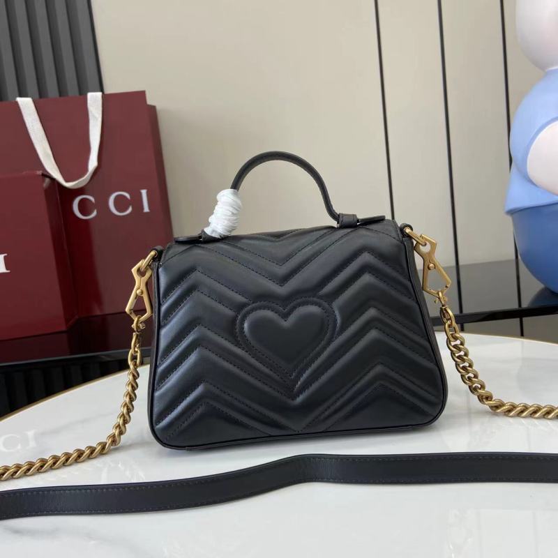 Черная сумка Gucci с золотой фурнитурой