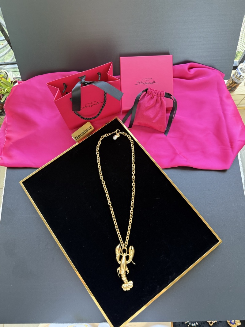Золотистое колье в виде краба Schiaparelli