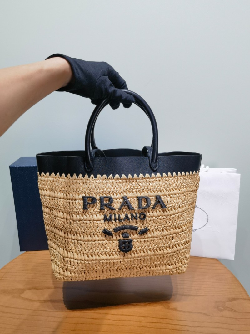 Сумка Prada из ротанга с логотипом