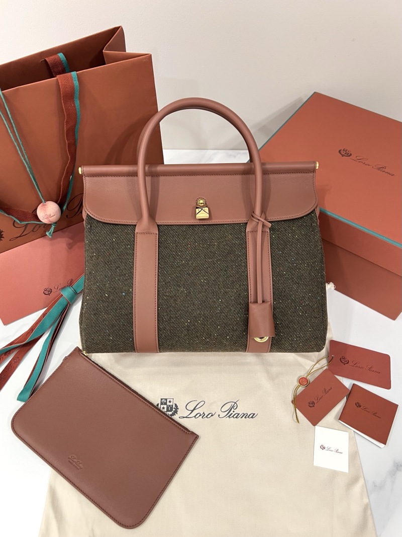 Сумка Loro Piana с тканевой вставкой