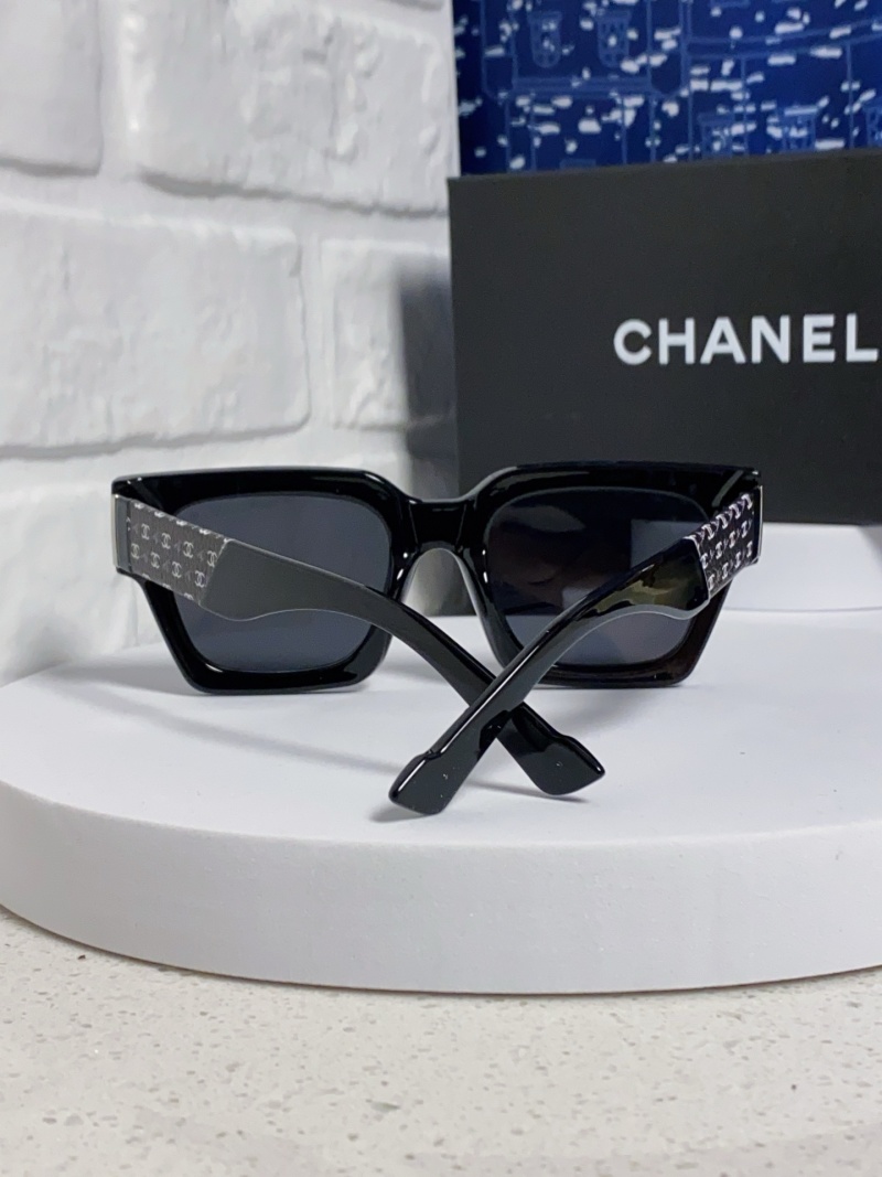 Солнцезащитные очки Chanel в квадратной оправе
