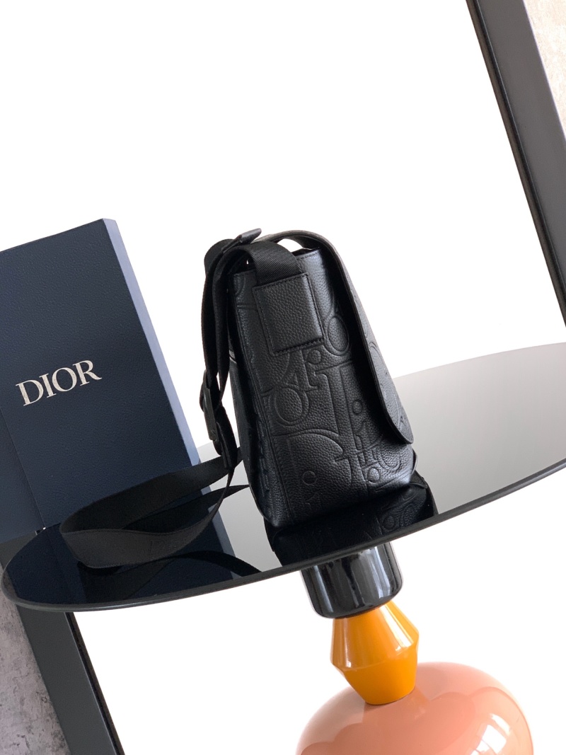 Черная сумка Dior с тиснением