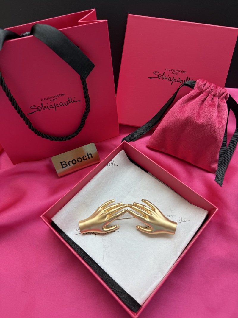 Брошь в виде двух рук Schiaparelli