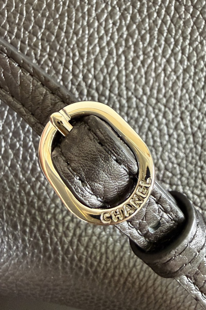 Чёрная кожаная сумка с декоративным замком Chanel