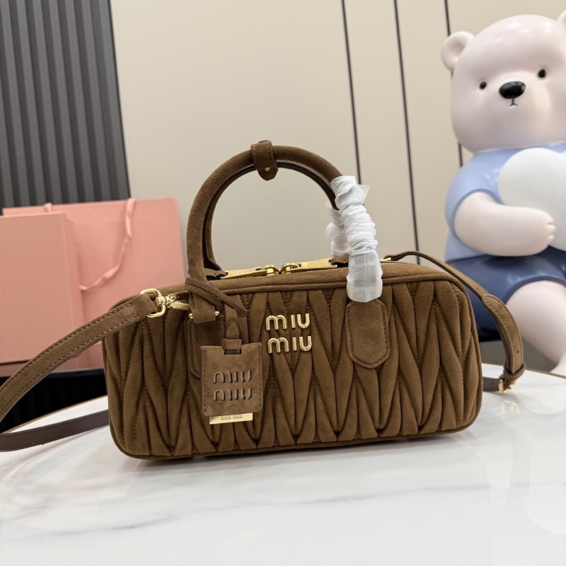 Сумка Miu Miu из замши с ручкой