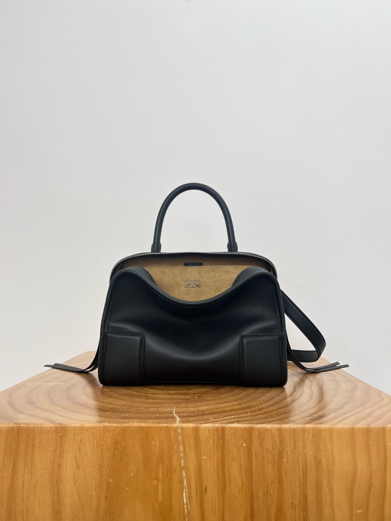 Черная кожаная сумка Loewe Amazona 180