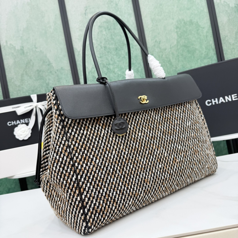 Женская сумка из твида с кожаным верхом Chanel