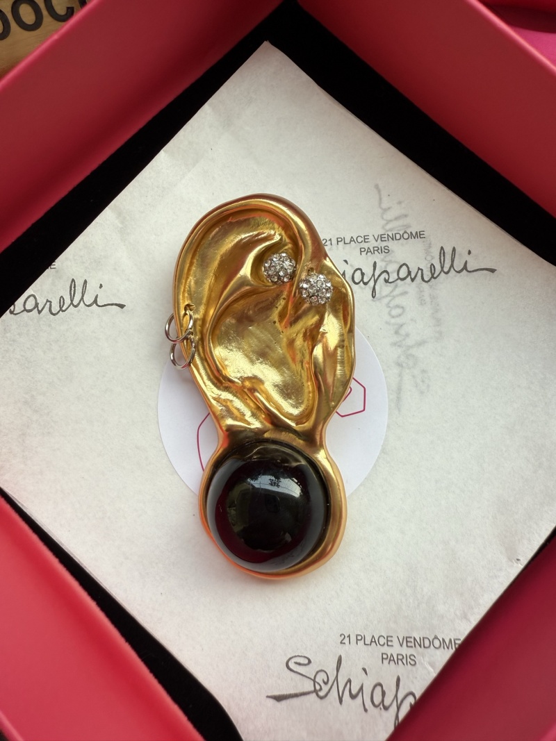Брошь в форме уха Schiaparelli