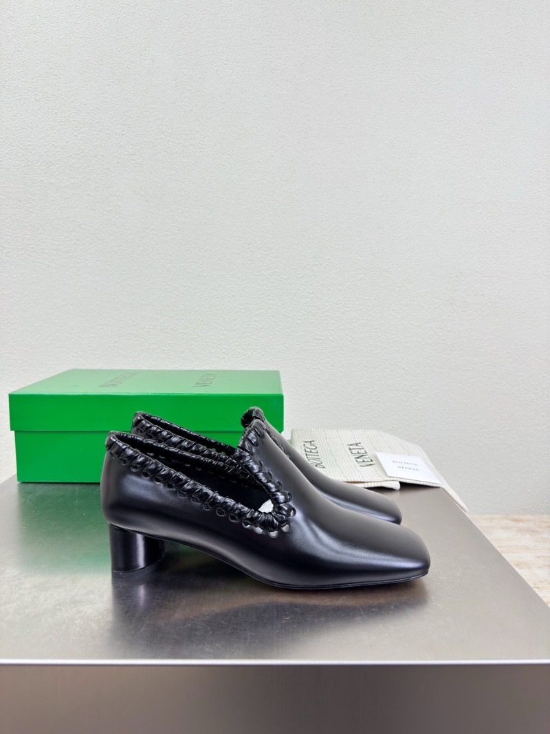 Женские туфли на каблуке черные с плетеным декором Bottega Veneta