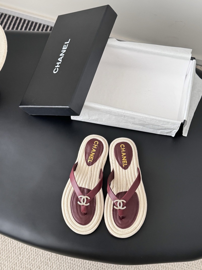 Женские шлепанцы с логотипом и каучуковой подошвой Chanel