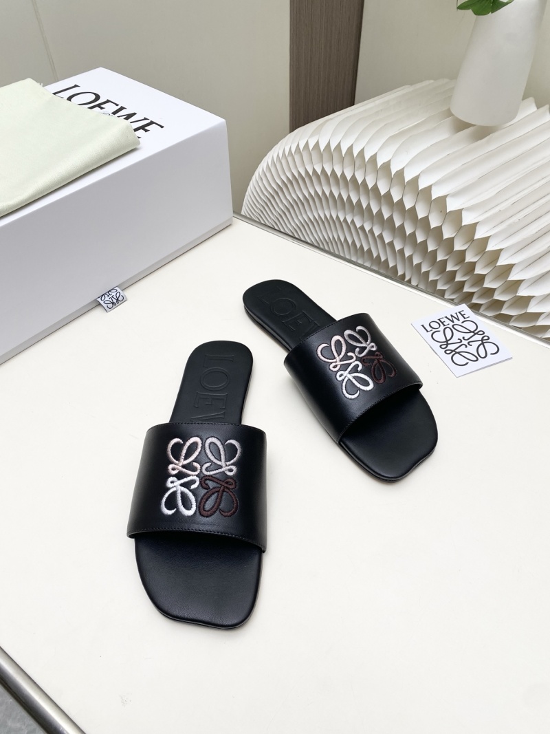 Чёрные шлёпанцы с узором Loewe
