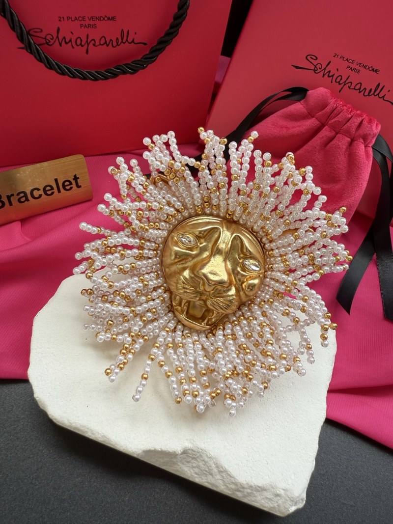 Браслет Schiaparelli с золотым лицом и жемчугом