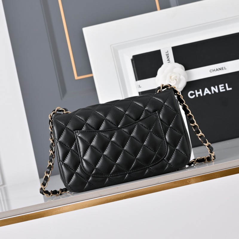 Классическая черная сумка из кожи с цепочкой Chanel