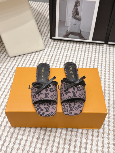 Женские шлёпанцы с монограммой Louis Vuitton