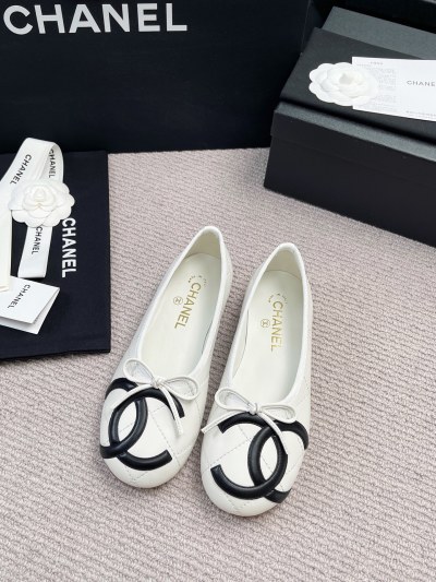 Лоферы женские Chanel белые с логотипом