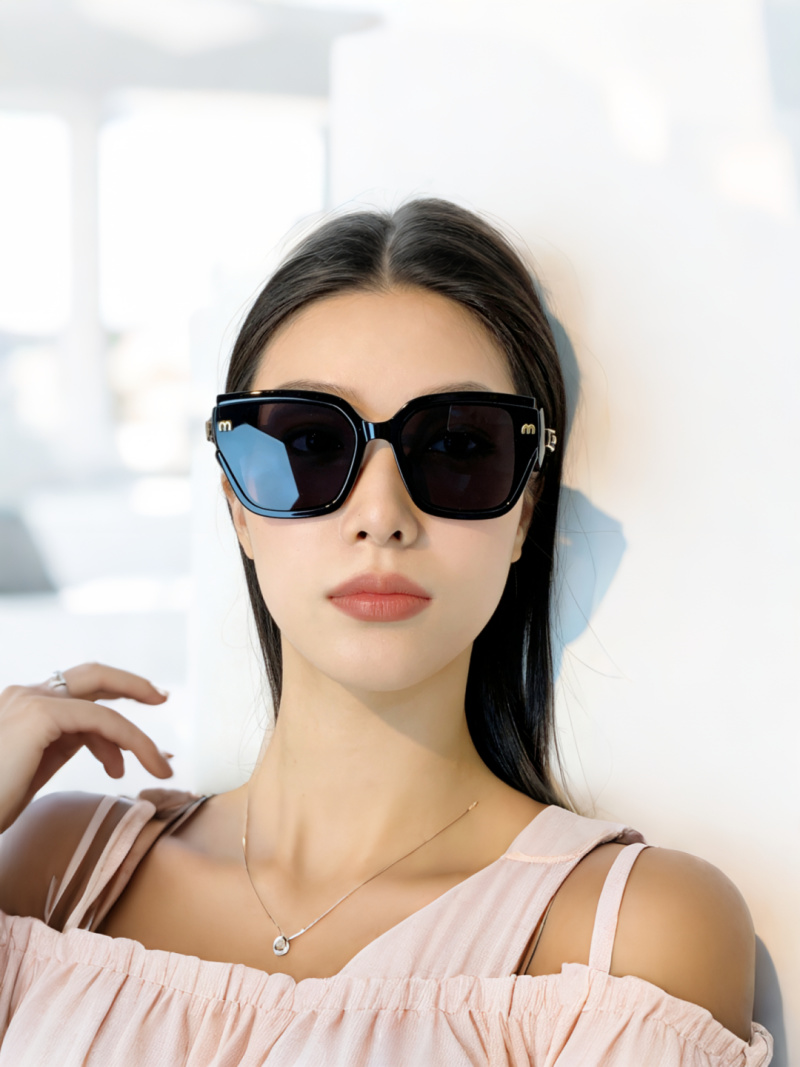 Солнцезащитные очки MiuMiu черные крупные Miu Miu