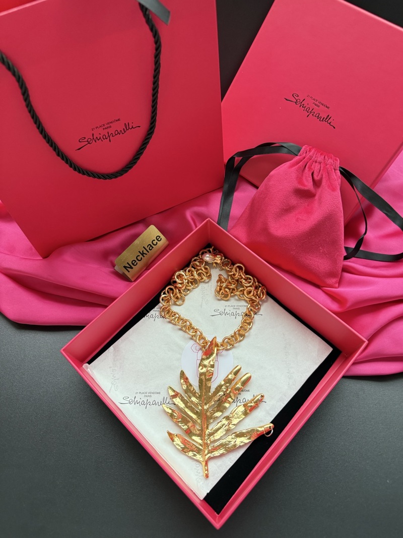 Золотистое колье с листовым подвеском Schiaparelli