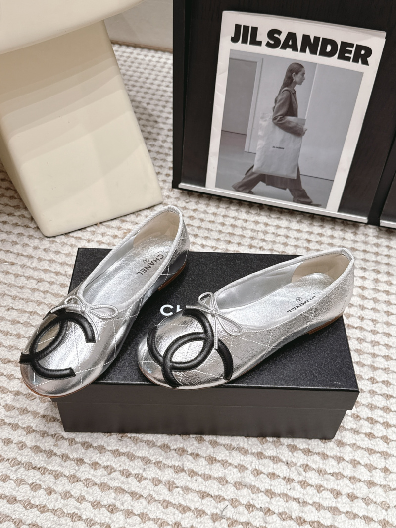 Серебряные туфли с декоративным бантом и логотипом Chanel