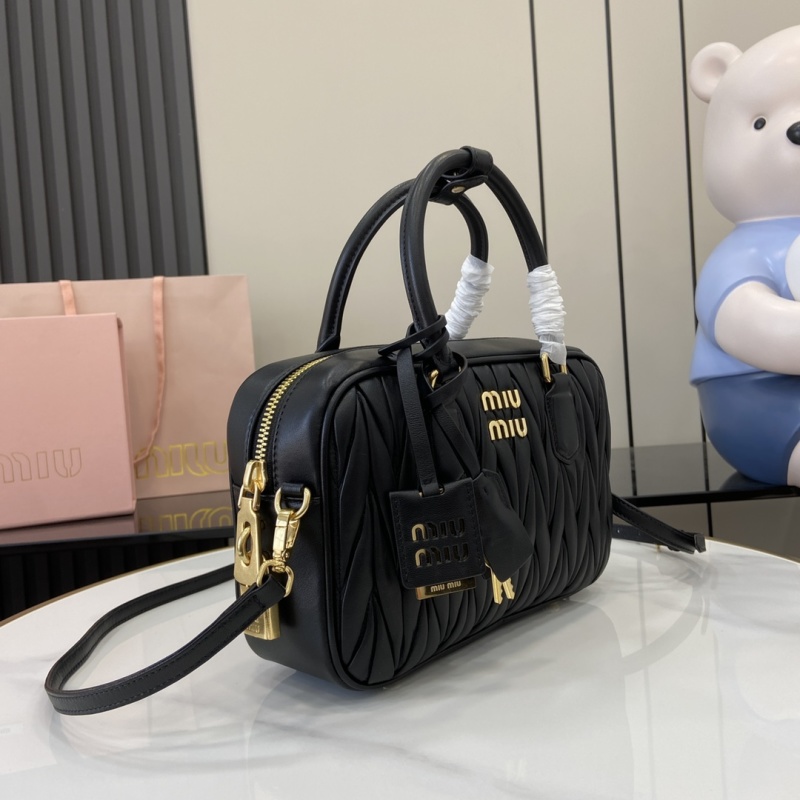 Черная сумка Miu Miu с ручками