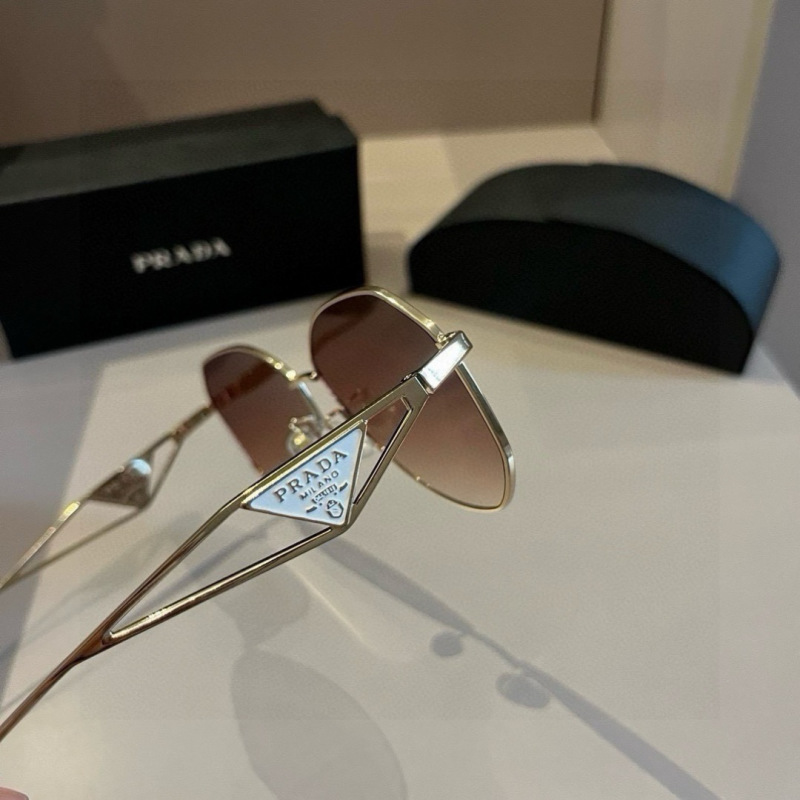 Солнцезащитные очки Prada серебристые