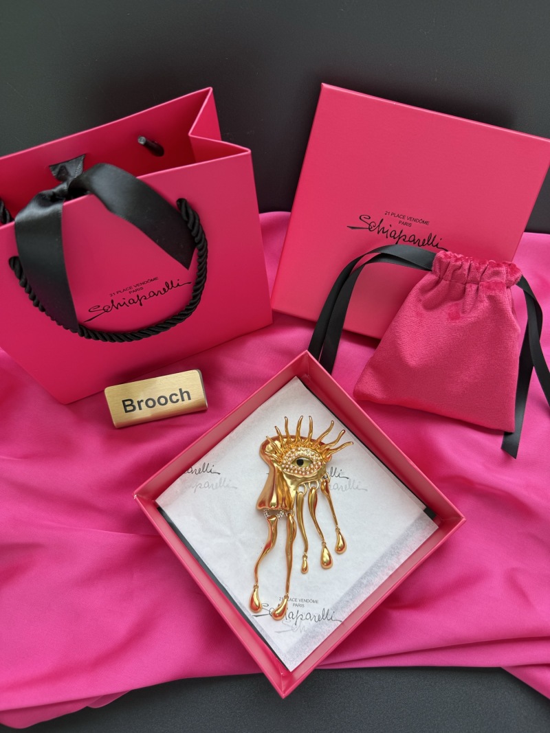 Брошь Schiaparelli с глазом