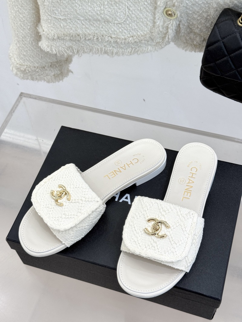 Женские шлёпанцы с тканевой вставкой и декоративной застежкой Chanel