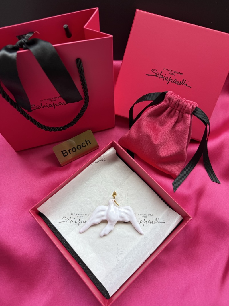 Брошь в виде голубя Schiaparelli