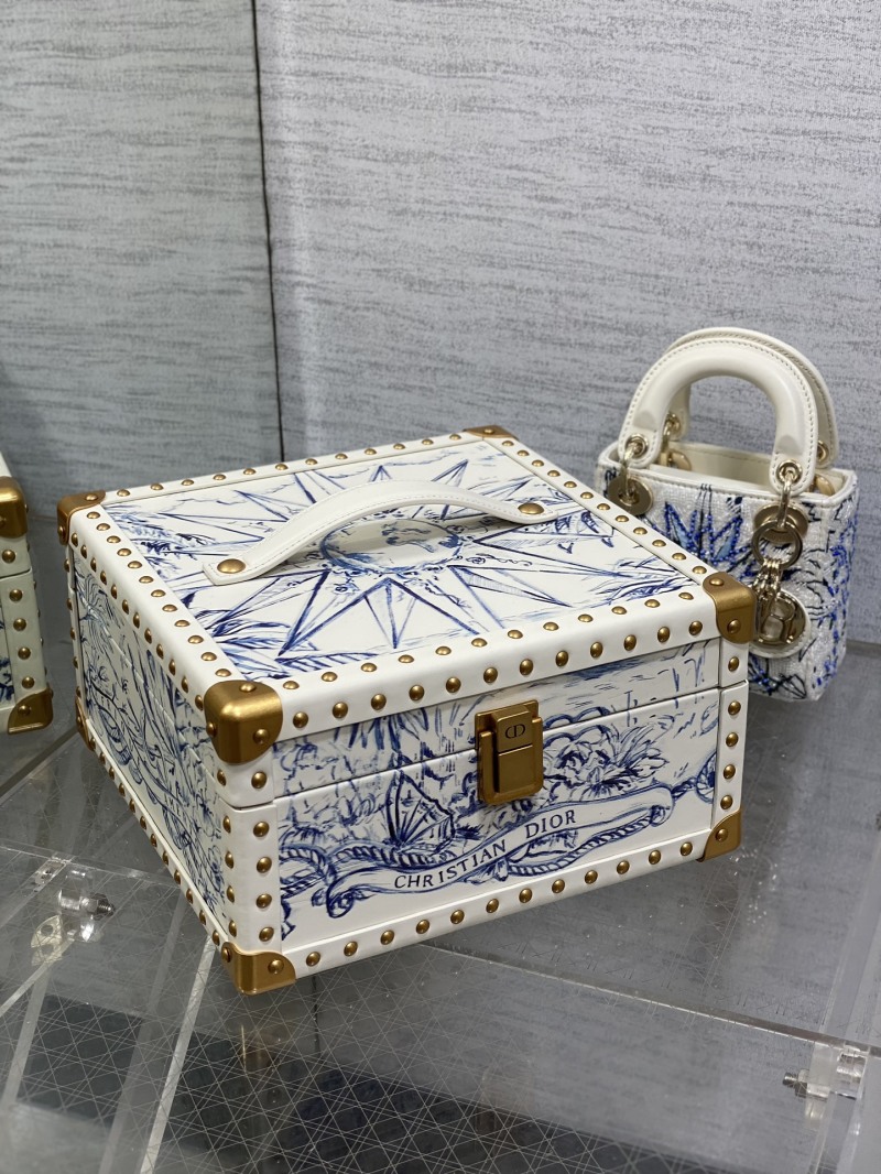Сумка Dior Lady Dior с декором и чемоданчиком