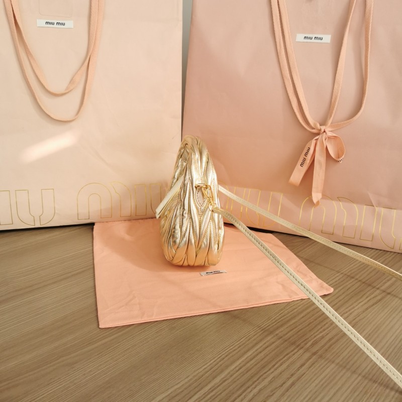 Миниатюрная кожаная сумка Miu Miu Mini Wander, золотистого цвета