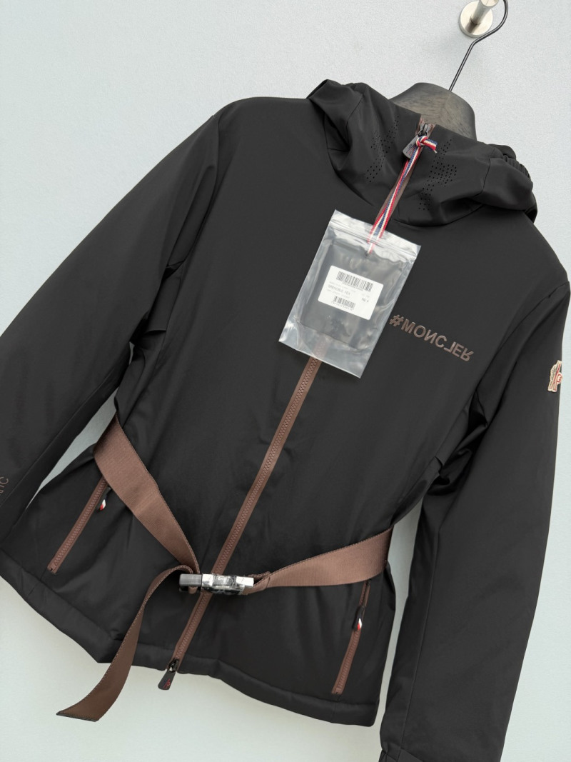 Чёрный пуховик Moncler с коричневым поясом