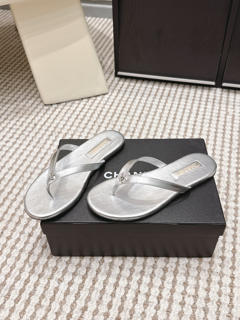 Белые шлёпанцы с металлическим логотипом Chanel