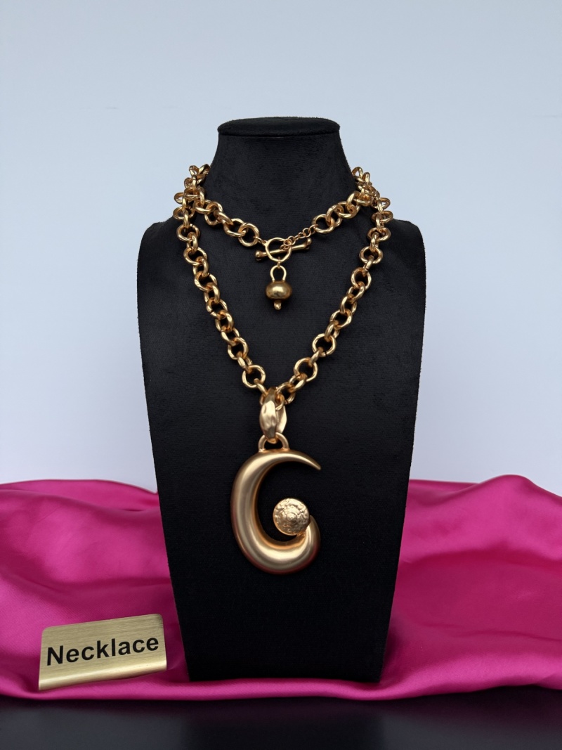 Золотистое колье с подвеской в виде буквы C Schiaparelli