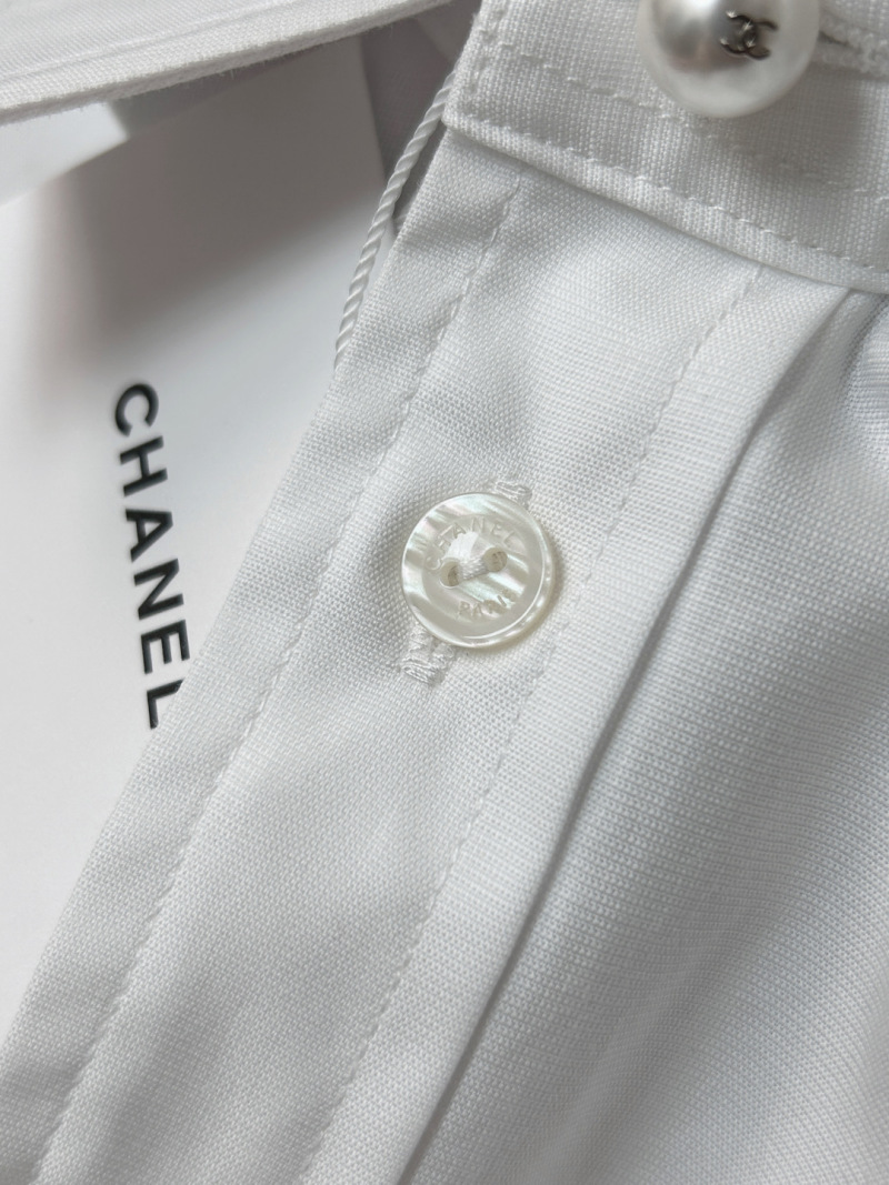 Белая рубашка CHANEL с жемчужными деталями