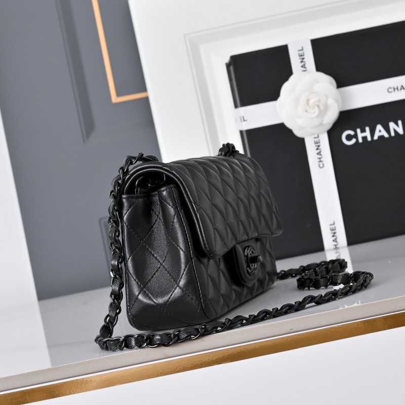 Классическая черная сумка из кожи с цепочкой Chanel