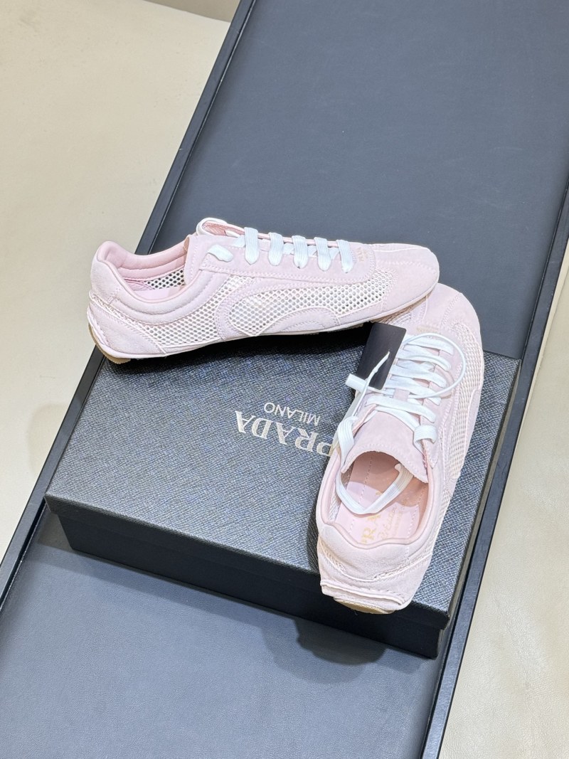 Розовые женские кроссовки Prada