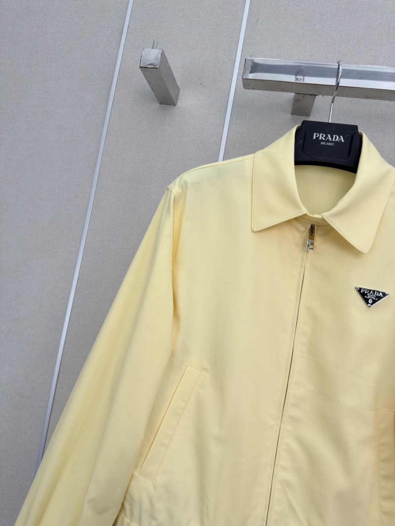 Женская легкая куртка Prada желтого цвета