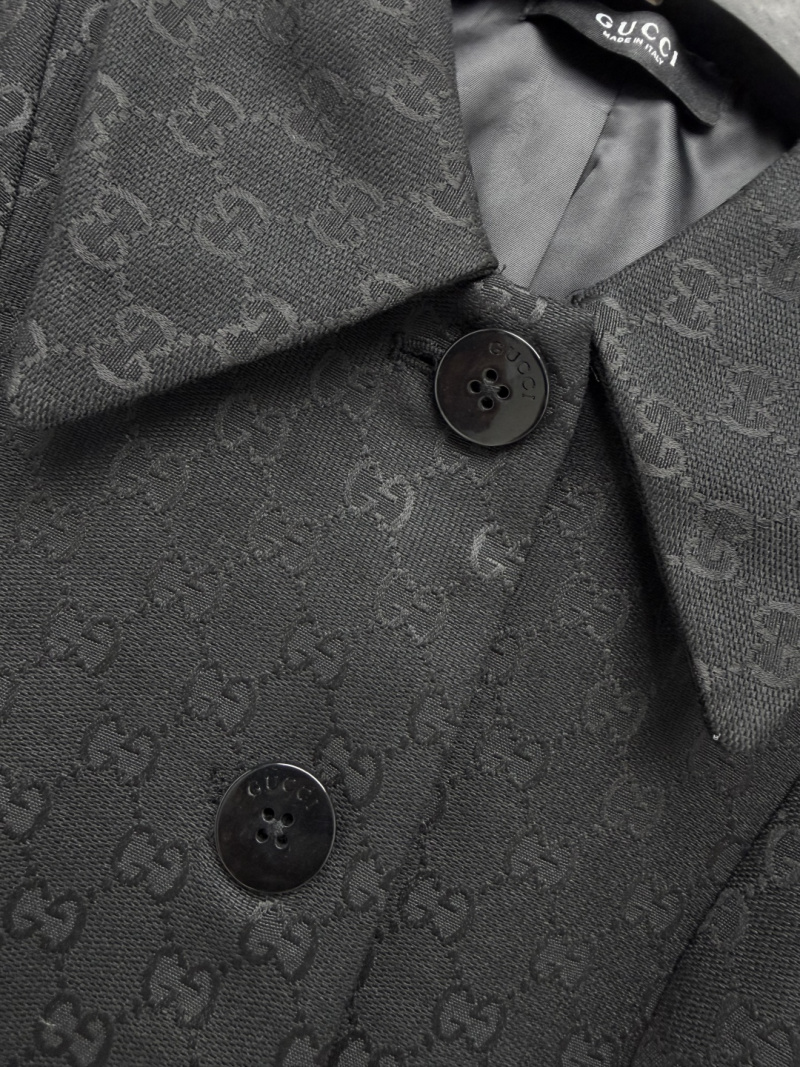 Чёрное пальто Gucci с тиснёным узором