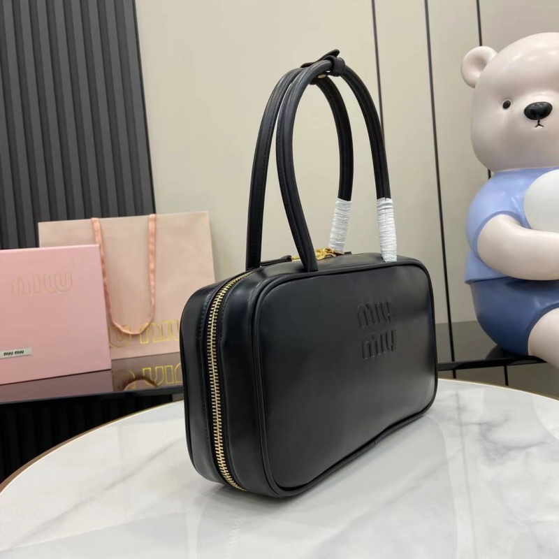 Черная кожаная сумка Miu Miu с ручками