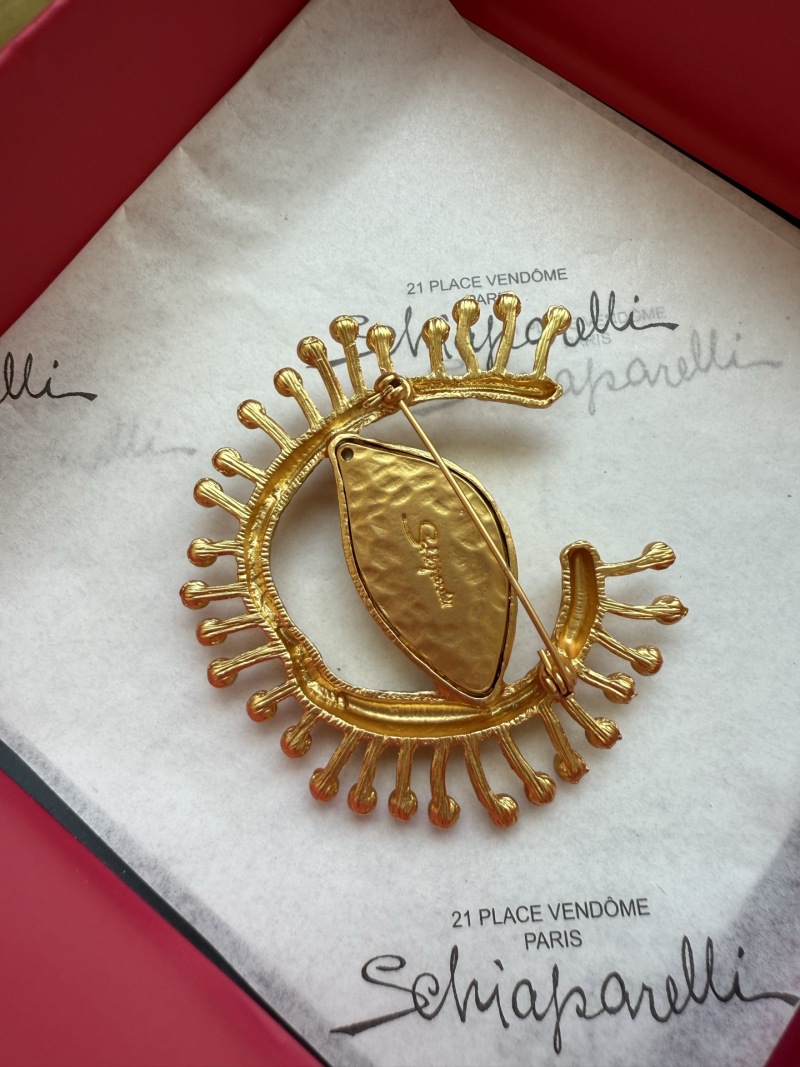 Брошь Schiaparelli в виде глаза