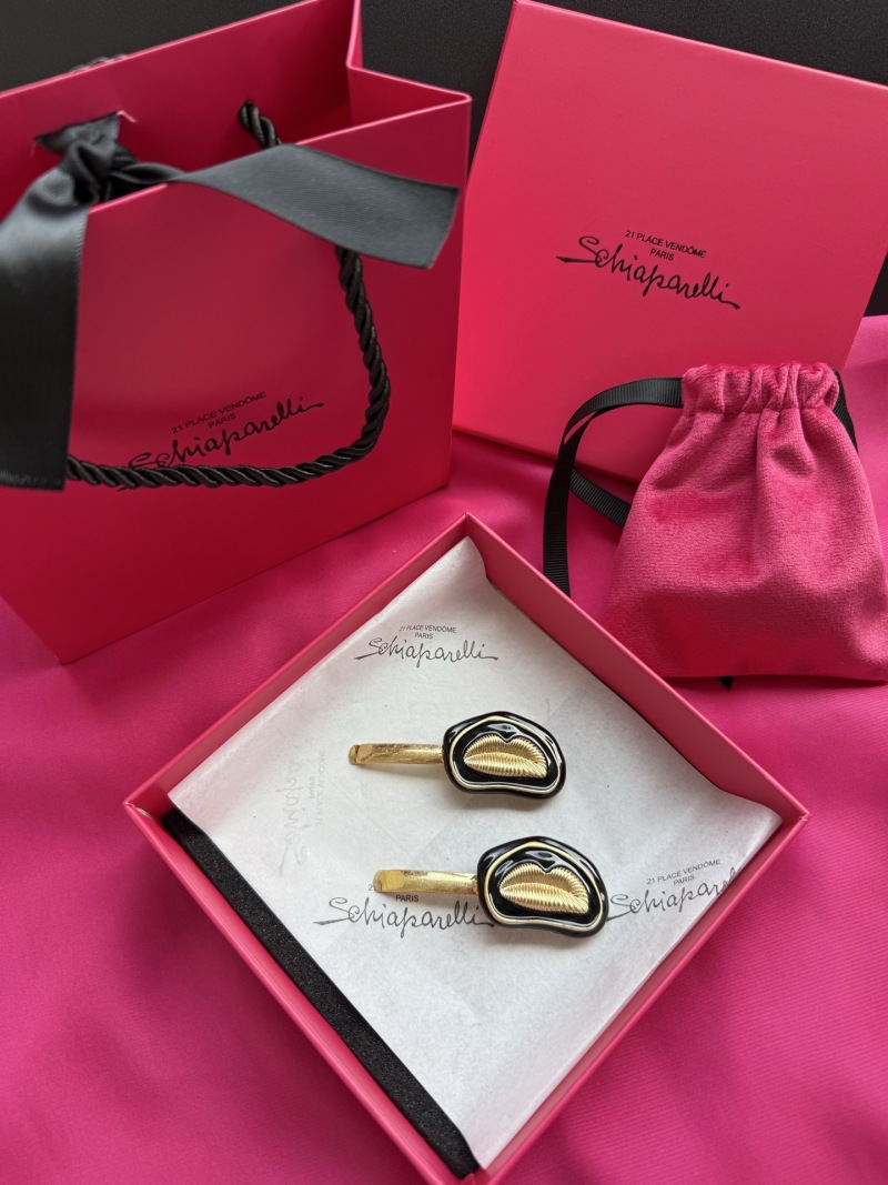 Брошь в виде губ Schiaparelli