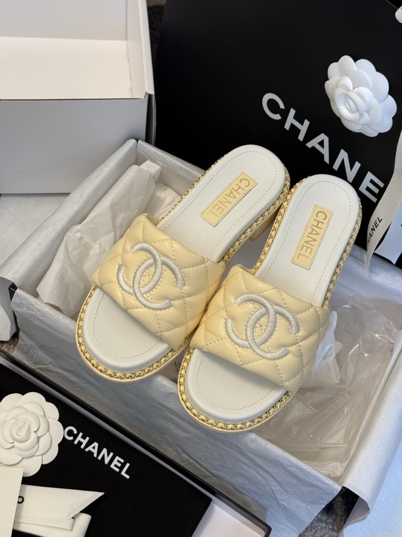 Сланцы Chanel из телячьей кожи с кэнон