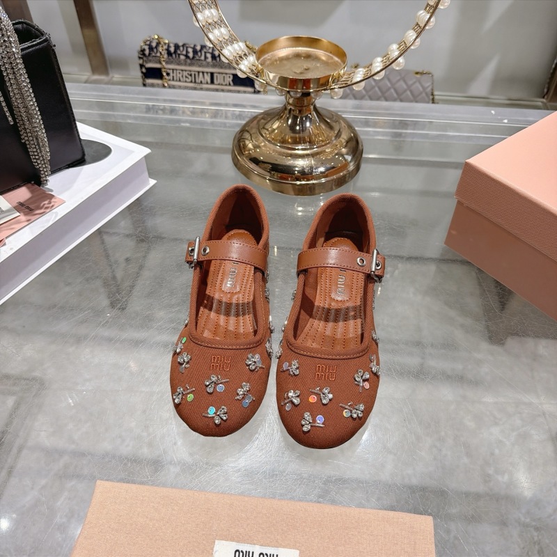 Женские туфли с декором и ремешком, коричневые Miu Miu