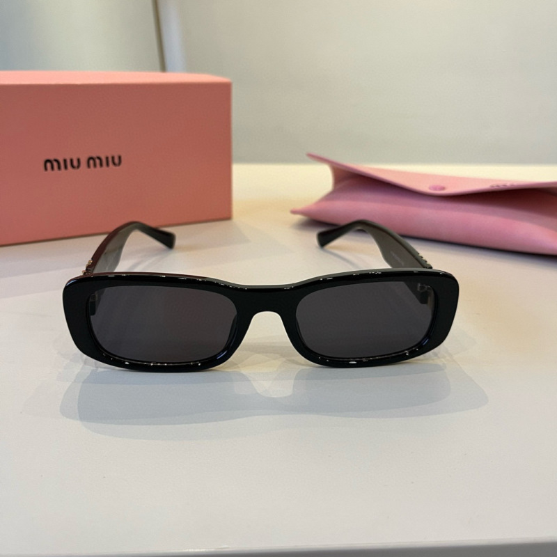 Солнцезащитные очки Miu Miu